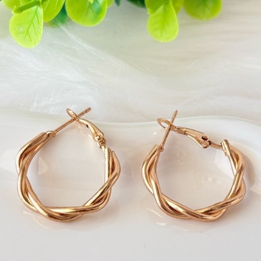 Classic Twisted Hoop Earrings -‎ Gold